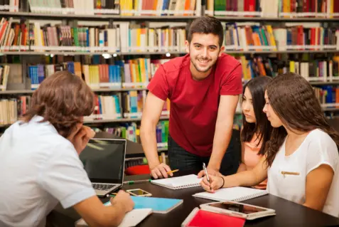 grupo de personas estudiando en la bliblioteca de la universidad